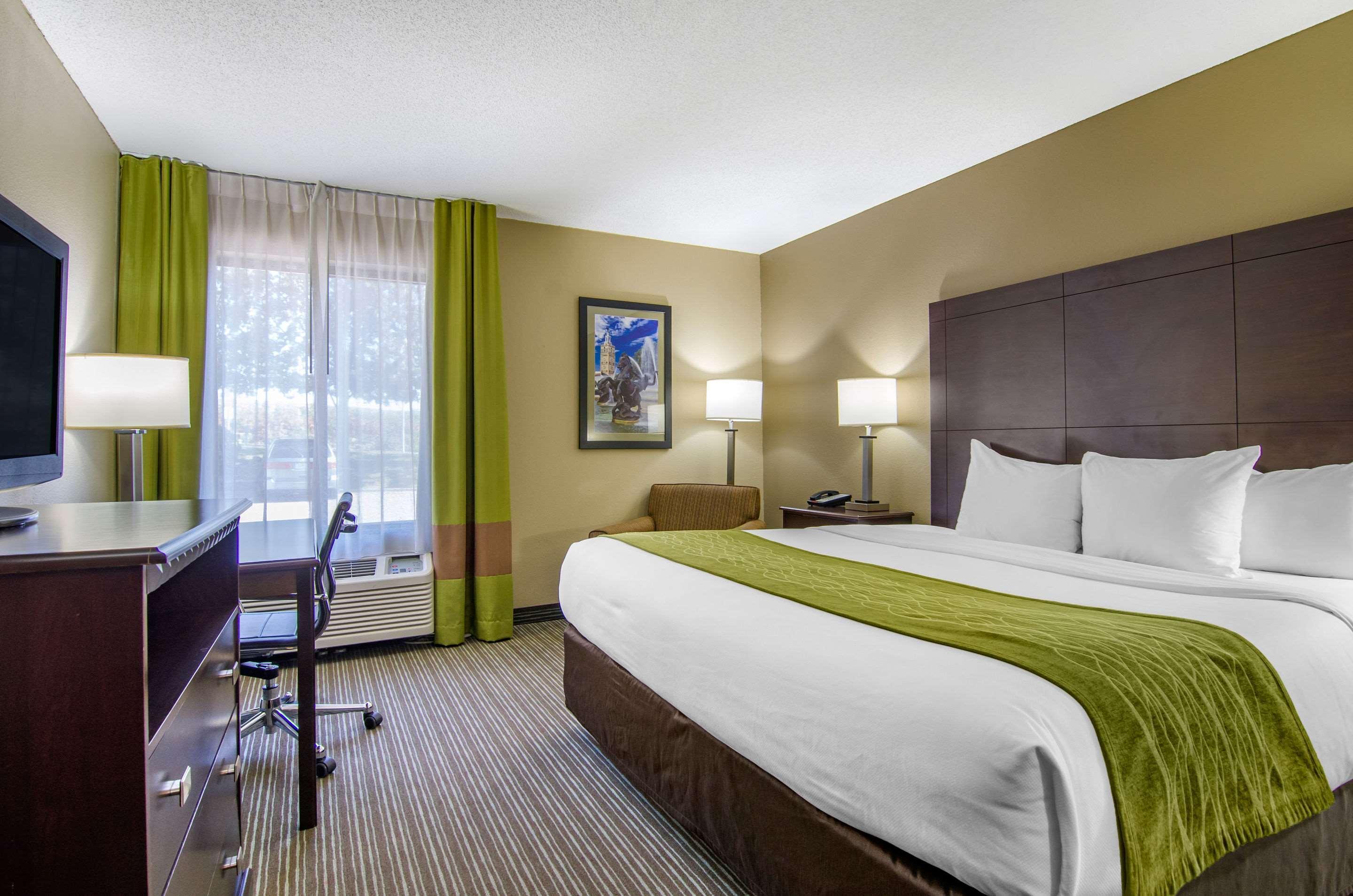 Comfort Inn & Suites Kansas City - Northeast Bagian luar foto