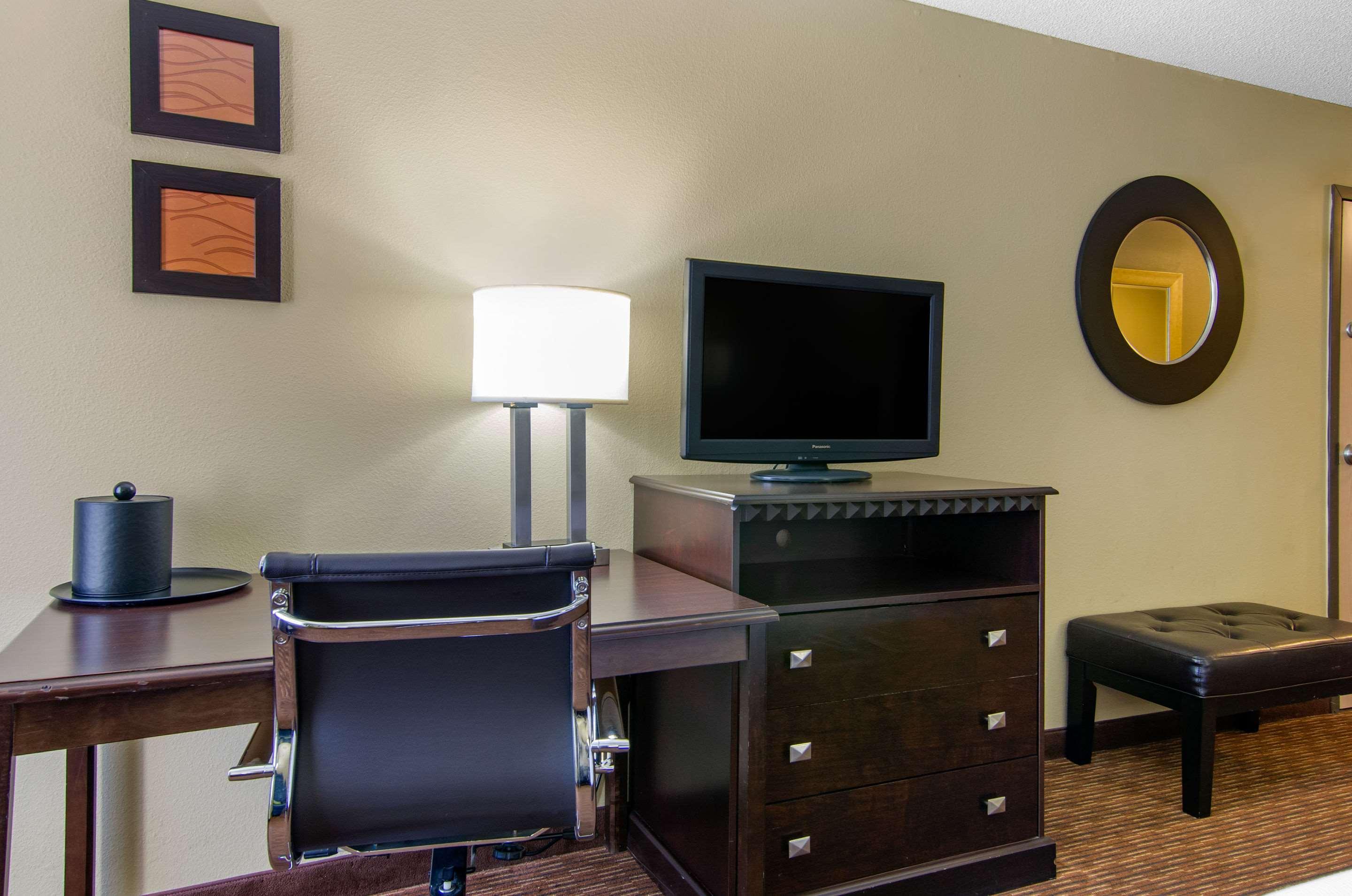 Comfort Inn & Suites Kansas City - Northeast Bagian luar foto