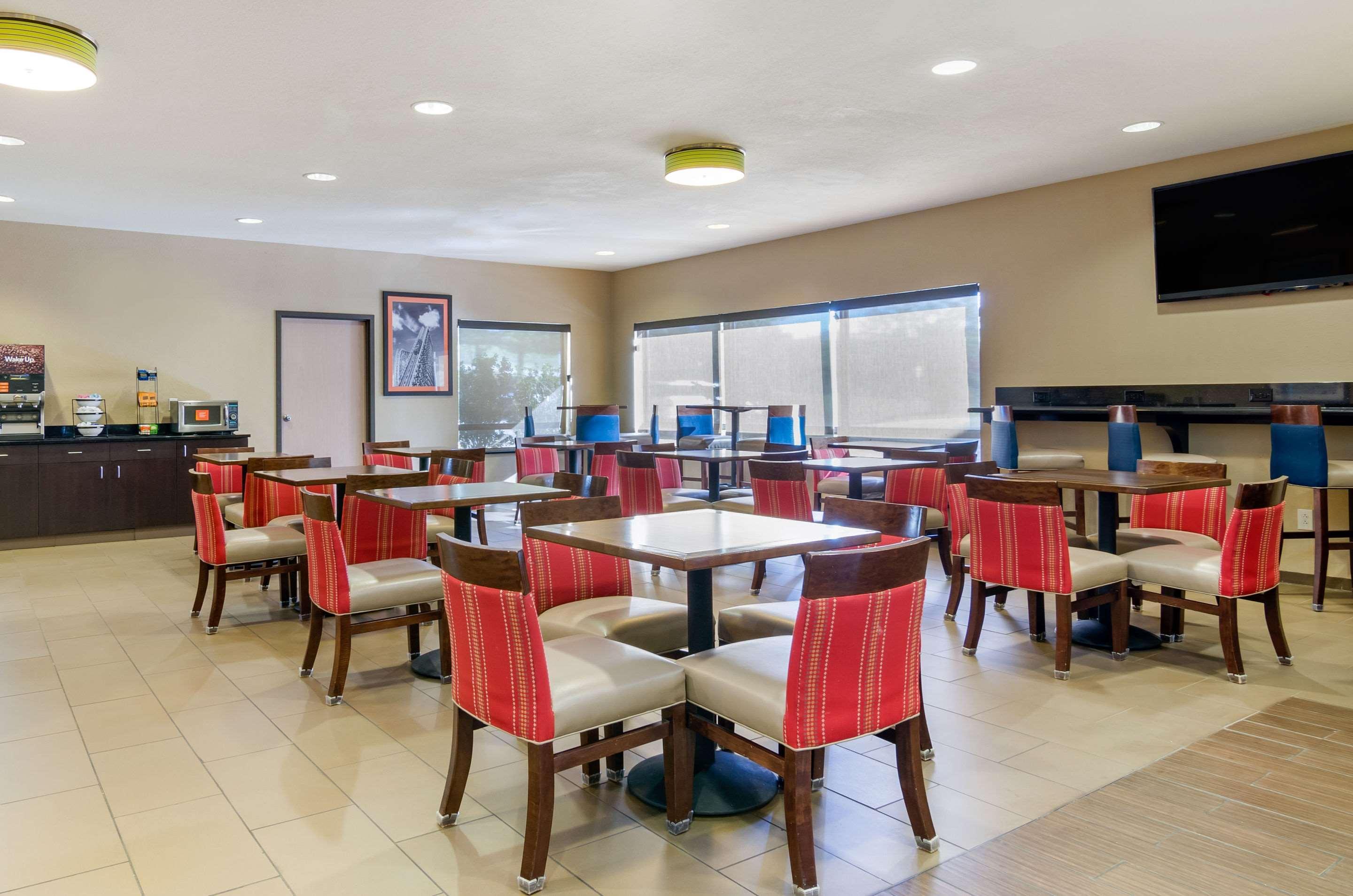 Comfort Inn & Suites Kansas City - Northeast Bagian luar foto