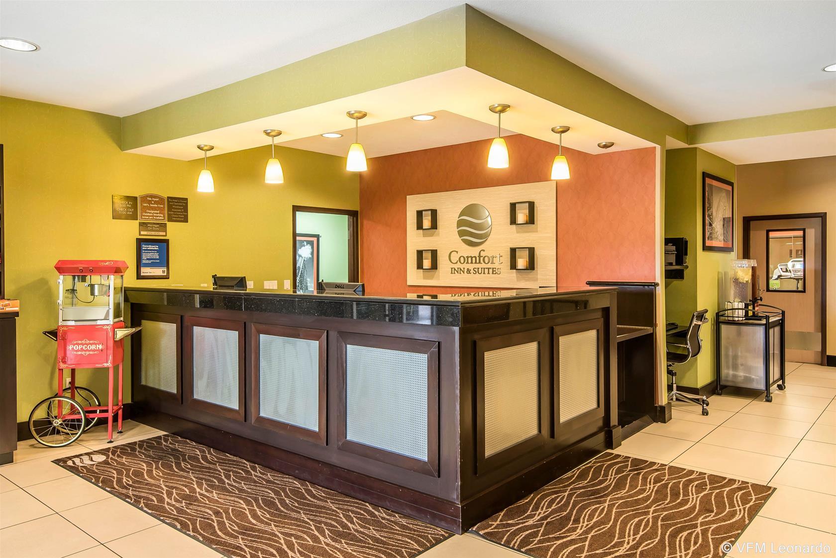 Comfort Inn & Suites Kansas City - Northeast Bagian luar foto