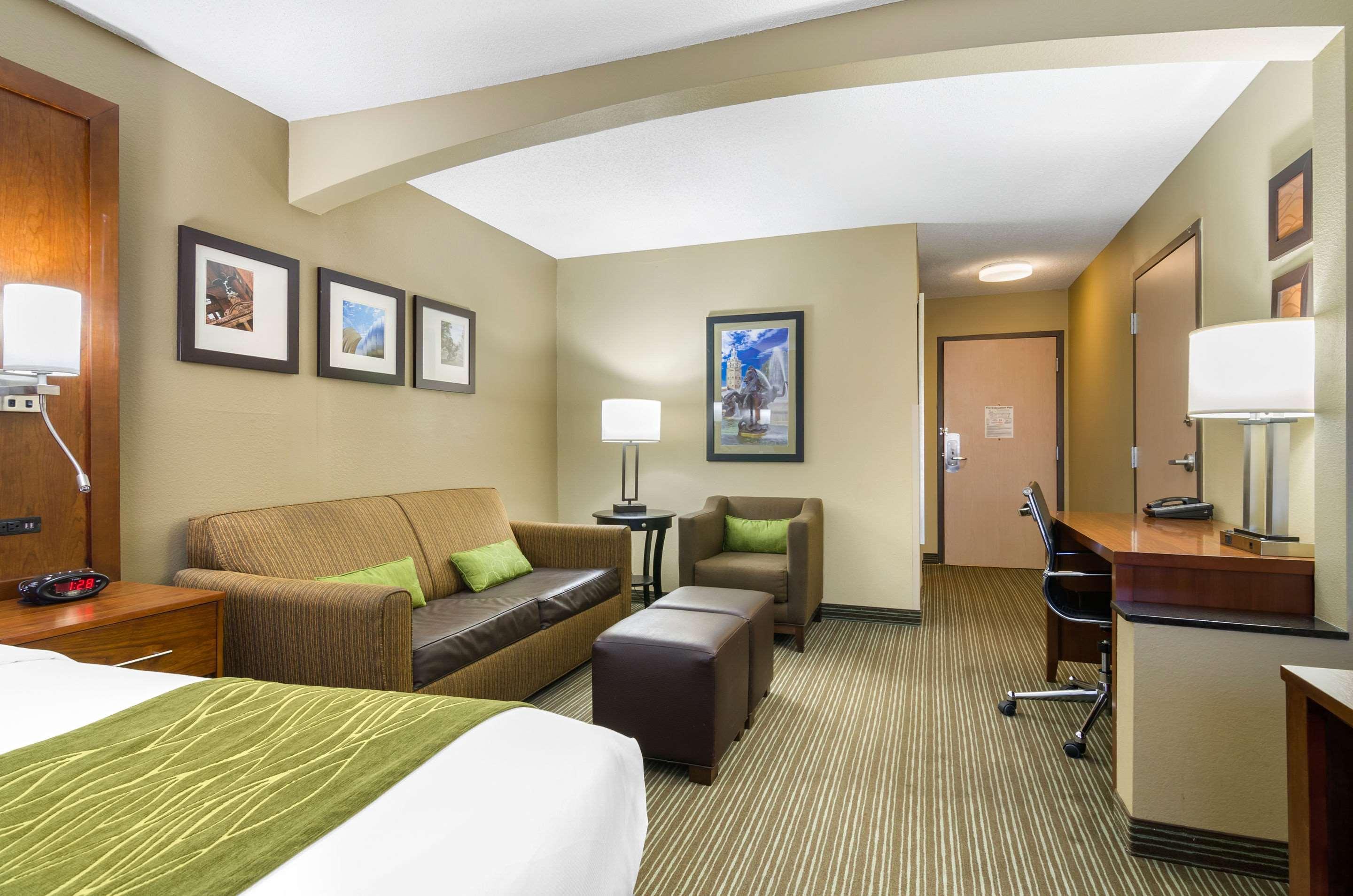 Comfort Inn & Suites Kansas City - Northeast Bagian luar foto