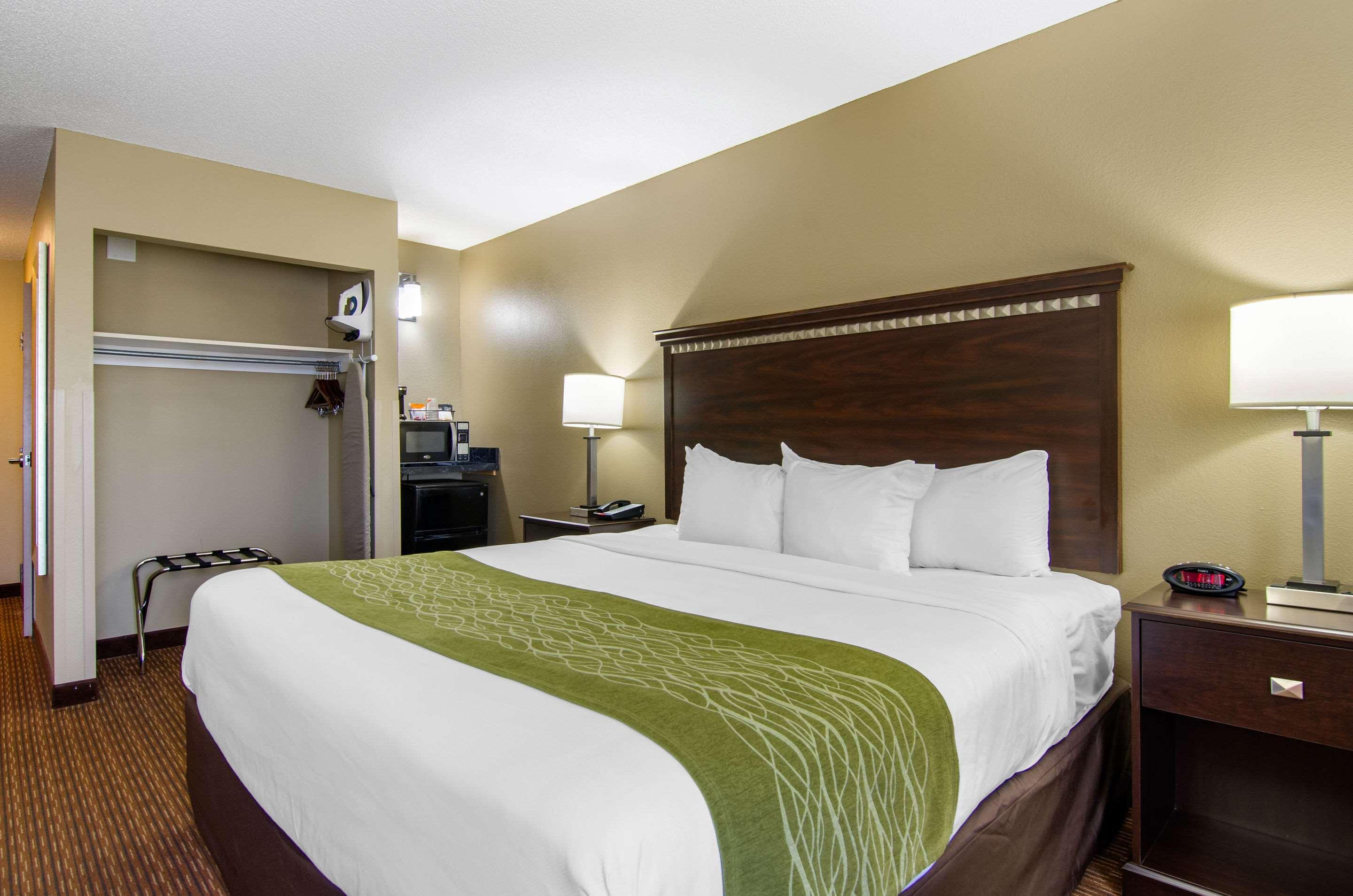 Comfort Inn & Suites Kansas City - Northeast Bagian luar foto